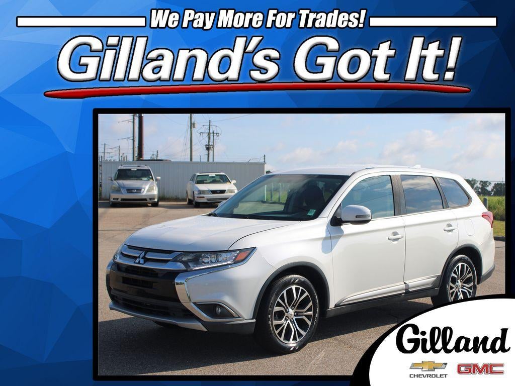 2018 Mitsubishi Outlander SE in White — front three-quarter view